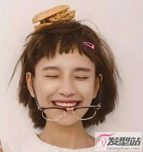 最佳的狗啃刘海长度应该在眉上2~4cm,搭配短碎发超级减龄又俏皮