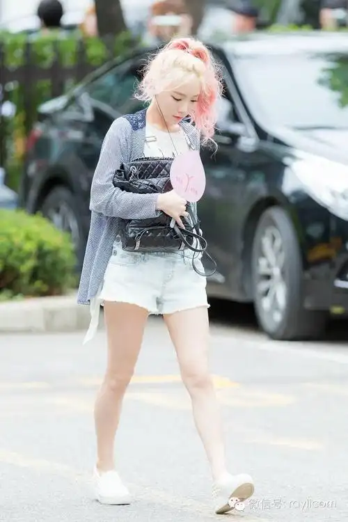 1迷你短裤风泰妍的身高一直是少女时代成员们互相开玩笑吐槽的点,身高