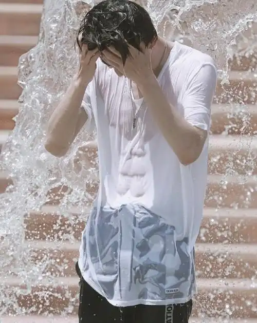 永远沉迷男明星的八块腹肌