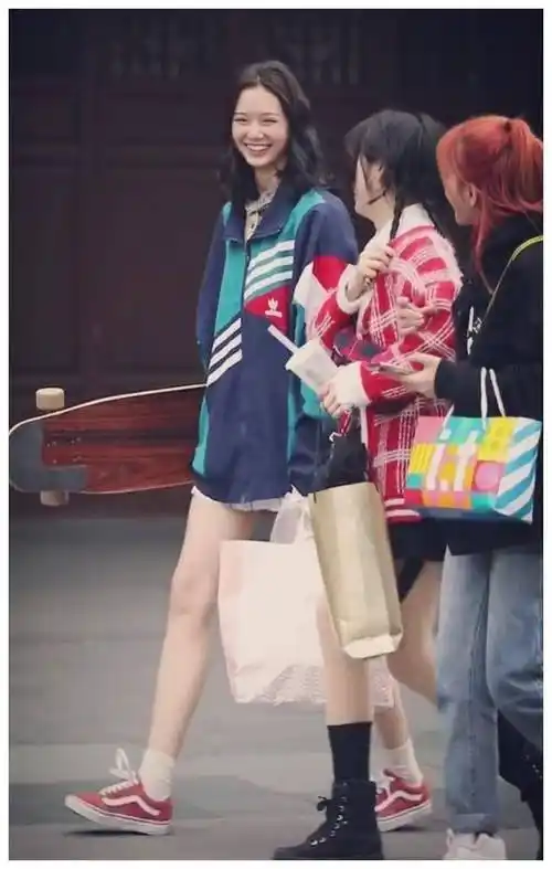 女孩子的服装搭配,有非常多的风格,花样繁多的衣服在男人眼里可能看不