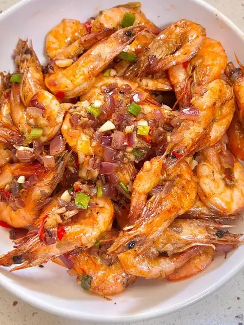 椒盐虾我这个做法减少了油,精简调料,只用椒盐调味,成品更加酥脆,有一