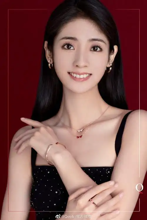 邢菲_佩戴全新wulu echo系列,优雅黑碰撞深邃红,点点钻石悦动,甜蜜