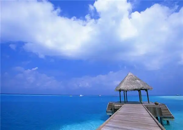 蓝天白云下三亚美丽的大海风景图片