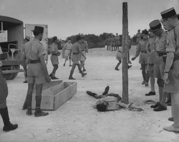 穿着蓝花条粗布裤子光着脚丫子上刑场去枪毙死刑犯图片(胆小不要看)