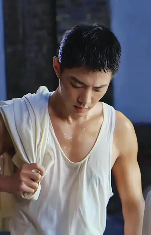 肖战一个人吃火锅衣服下隐隐约约可见胸肌帅哥身材管理自律