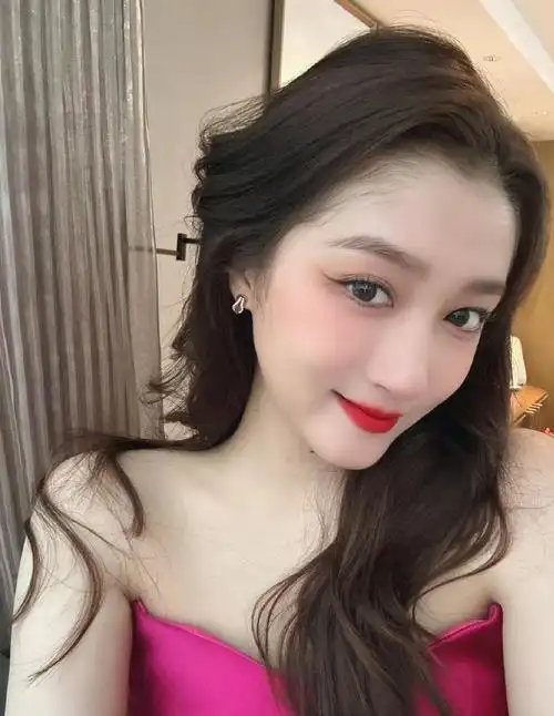 关晓彤秀健身照破怀孕传言,小腹平坦马甲线优越,s曲线长腿吸睛