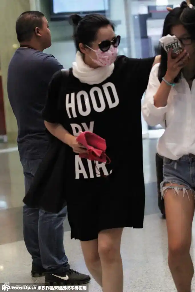 许晴与身边的助理热聊不断