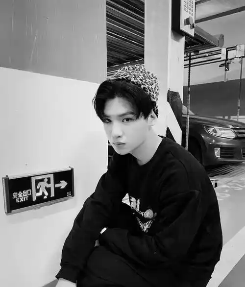 黄明昊地下车库帅照,蔡徐坤氛围感大片出炉,你有被谁帅到?