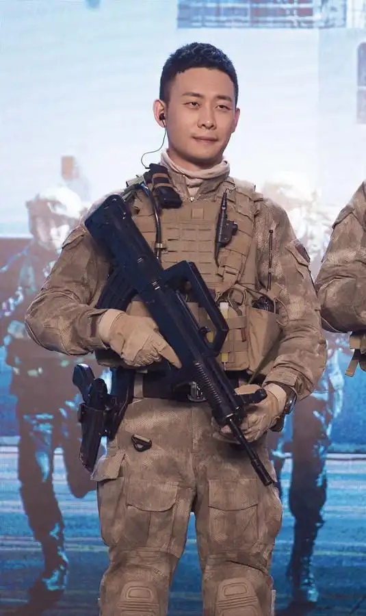 张译军装正面照