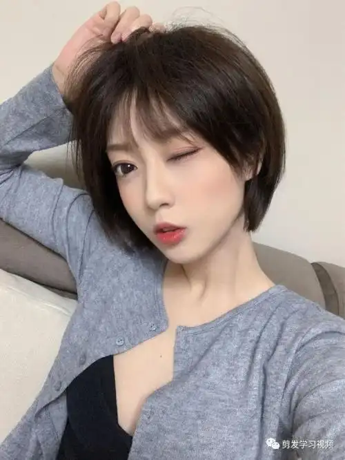 和甜美感避免发型太单调,又显得很减龄俏皮但是同样可以很好的对额头