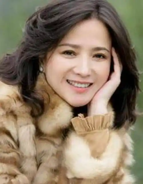 与刘威恋爱5年,背负说名嫁许亚军,56岁古装美女何晴现状如何_生活