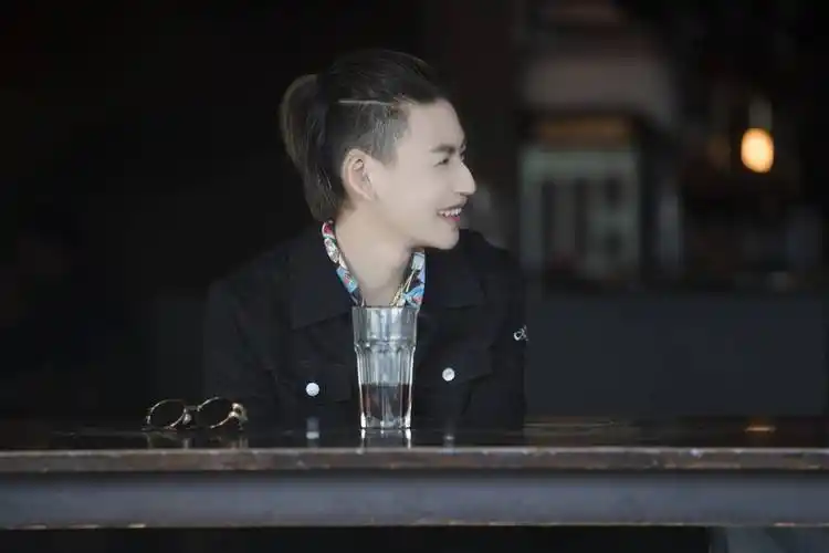 小鬼王琳凯青春的花路爱鞋如命教费启鸣跳舞上演花路兄弟情