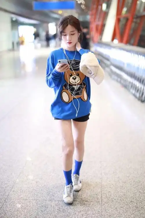 陈意涵穿蓝色印花卫衣配黑色短裤秀美腿一路笑容灿烂甜美可爱