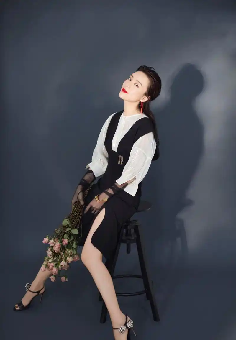 精美图集|张静初气质优雅,五官精致