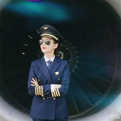 佟丽娅新剧《爱的厘米》路透照曝光,女机长造型英姿飒爽