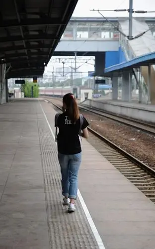 回家的路 br /> 去昆山,给通行的朋友拍摄了一张背影(尼康d700 sigma