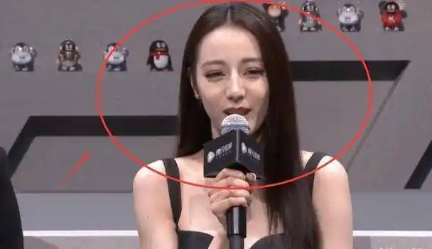 迪丽热巴无美颜亮相,镜头放大十倍后,暴露真实颜值_吴磊_明星_显得