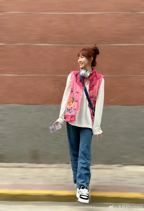 吕小雨rain还是咱们仨美女贴贴比较岁月静好@杨译凯_小可咱俩合照太少