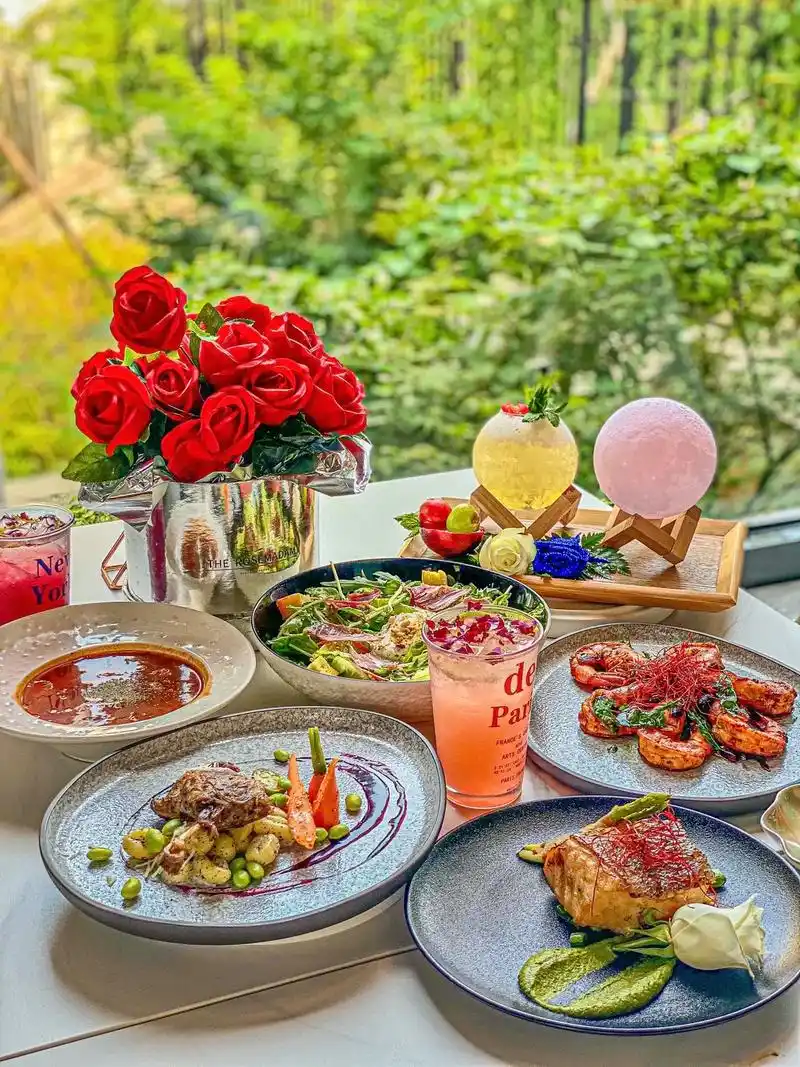 七夕之约,期待是你95来一场浪漫约会吧.套餐摆盘超精致,甜品 - 抖音