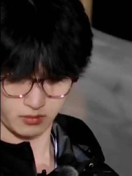 毛 眼镜真的太戳我了  好喜欢好喜欢,哪来的小嫩夫@时代少年团-严浩翔