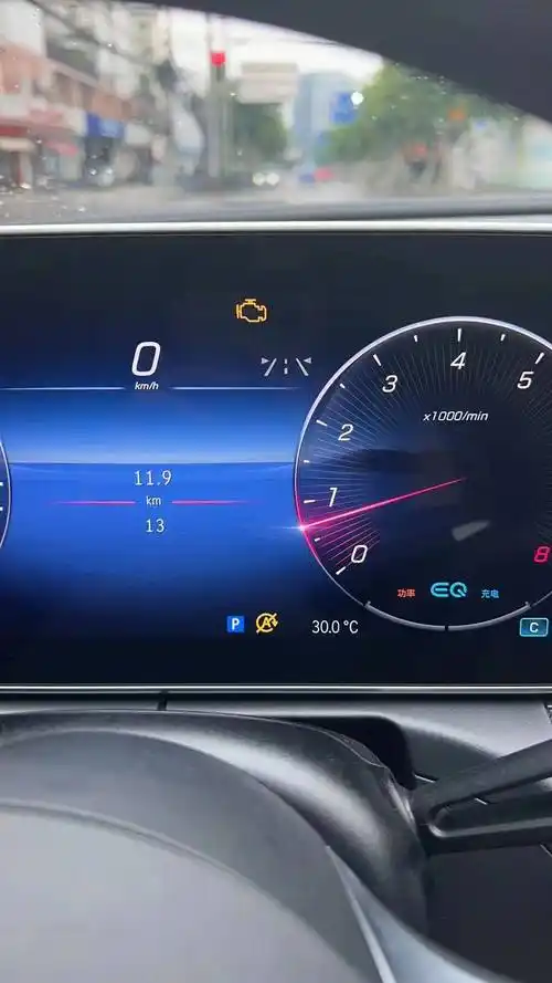 仪表盘亮起发动机故障灯(受访者供图)