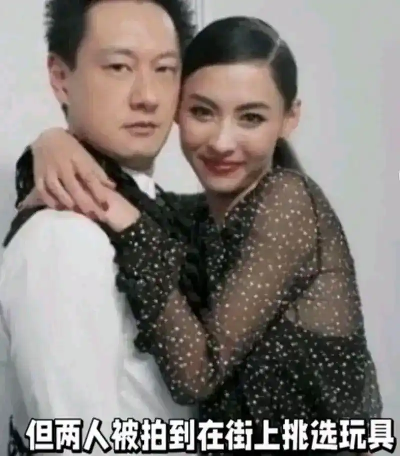 张柏芝与孙东海的恋情引发热议,但两人被拍到在街上挑选玩具,显示关系