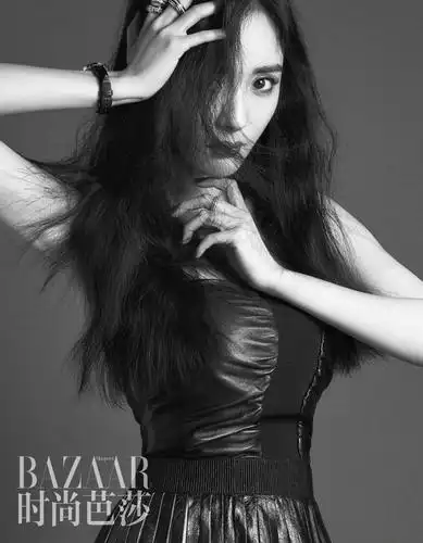 杨幂登上《时尚芭莎》六月封面,烈焰红唇,大秀马甲线