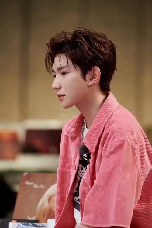 王源粉色灯芯绒套装造型