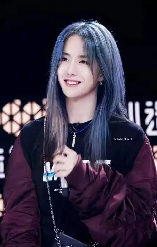 盘点女装惊艳的男星,宋亚轩绝美,王一博甜美,吴镇宇没认出来_蔡徐坤