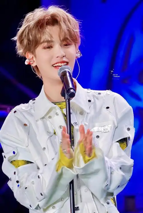 黄明昊本体是猫咪吗挠泡泡也太可爱了吧