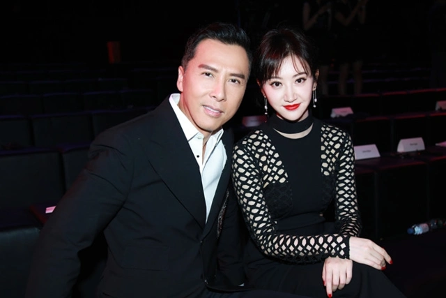 活动现场,甄子丹与景甜亲密合影.