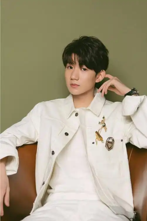 和其他两个人不同的是,本来是大众眼中根正苗红的好孩子,王源却在2019