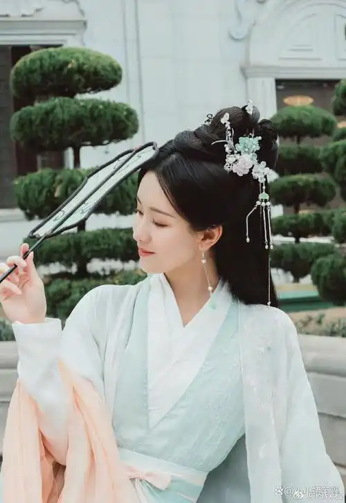 最近,《山河令》中陈都灵饰演的周子舒登场的造型更是引发了观众们的