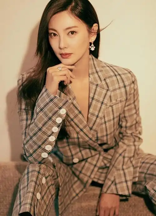 辣妈张雨绮卧姿霸气气场全开 西装 黑发显高冷御姐范