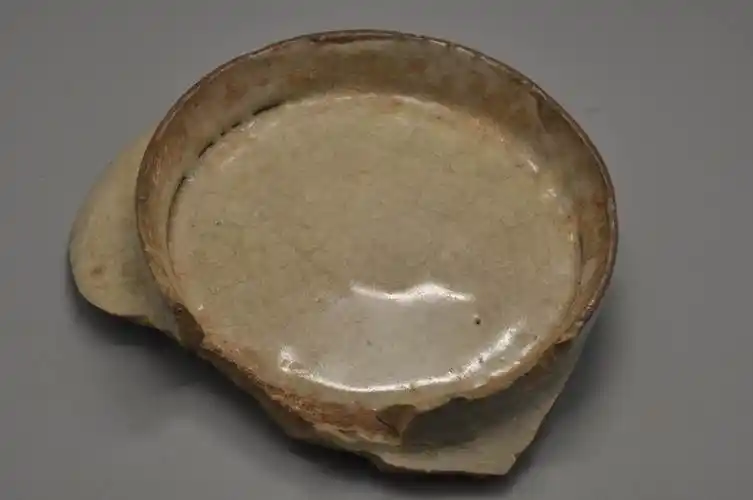 南宋官窑米黄釉瓷片