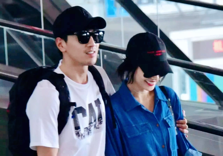 高圆圆撒狗粮了赵又廷高圆圆片场手拉手摇晃交谈超甜