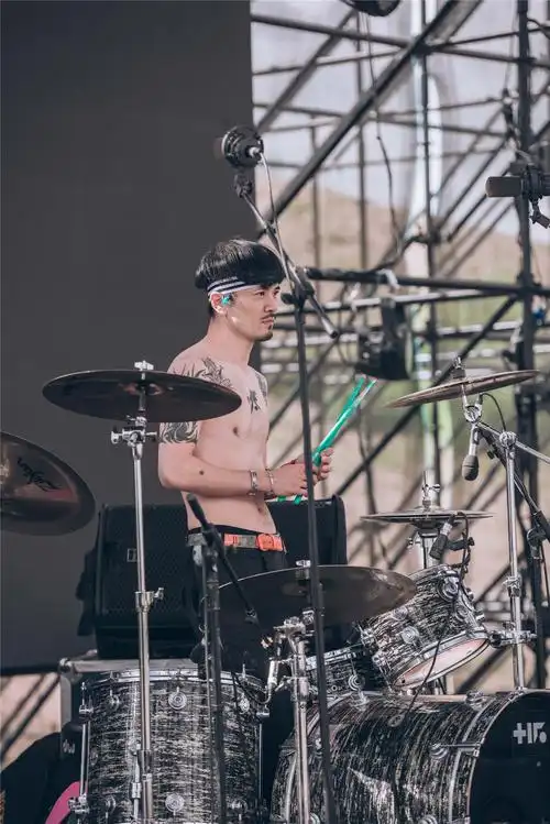 从十年前担任郑钧乐队御用鼓手,依然活跃在国内的各大摇滚舞台上,每年