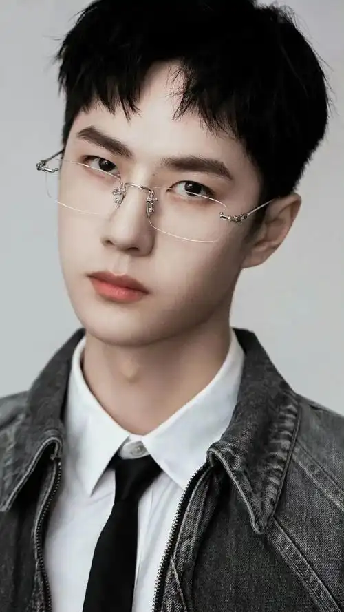 王一博戴无框银边眼镜有斯文败类内味儿了