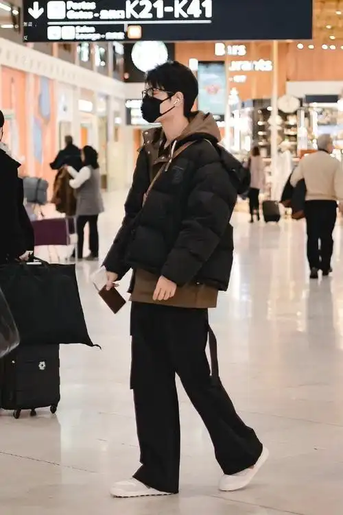 肖战北京飞上海#肖战机场穿搭大片合集～帅气满分99气质出众简直是