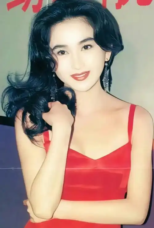 温碧霞头发着火了!本人依旧淡定拍照,事后回应:我差点毁容_腾讯新闻