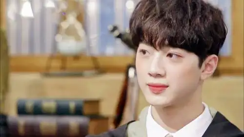 赖冠霖发超甜可爱自拍照引起网友关注的居然是自拍角度