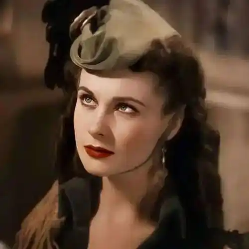 电影《魂断蓝桥》剧照费雯丽具有一种天生的高贵气质,在高贵中隐隐带