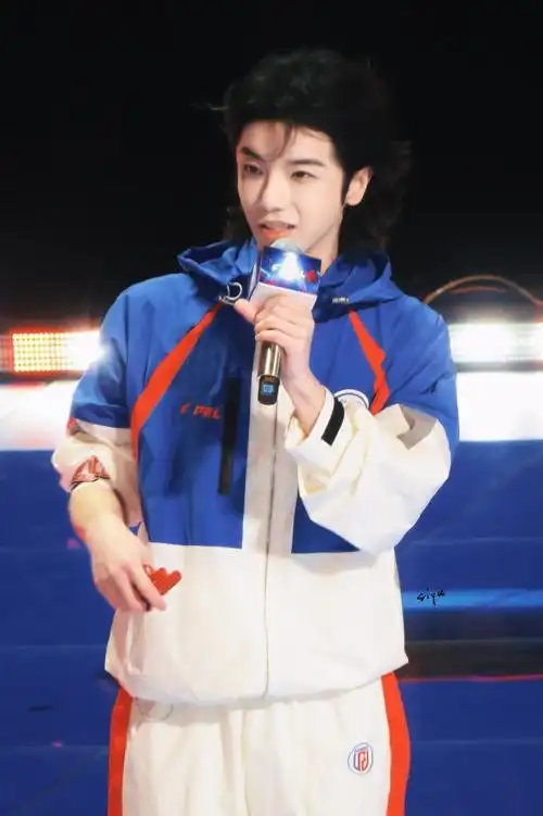 华晨宇鸟巢四面台演唱会第一人