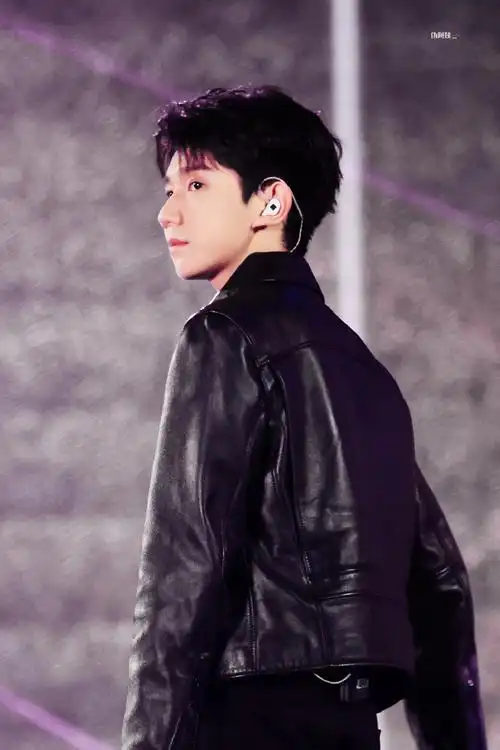 tfboys超话93#王源加盟巅峰盛典#    思念被浇灌萌芽,相见这天日出