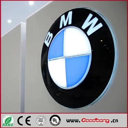 有一种解释是:"宝马标志中心的蓝白相间图案,代表蓝天,白云和扭转不断