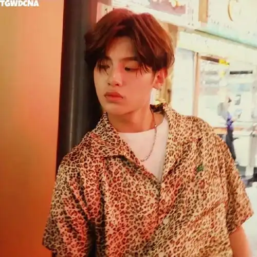 黄明昊豹纹  来看看新鲜帅气的昊哥～这侧颜,这下颚线,这喉结简直太帅