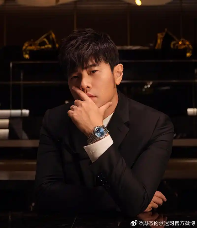 周杰伦的帅是越品越有感觉的那种,你仔细看会发现他的五官都恰到好处,