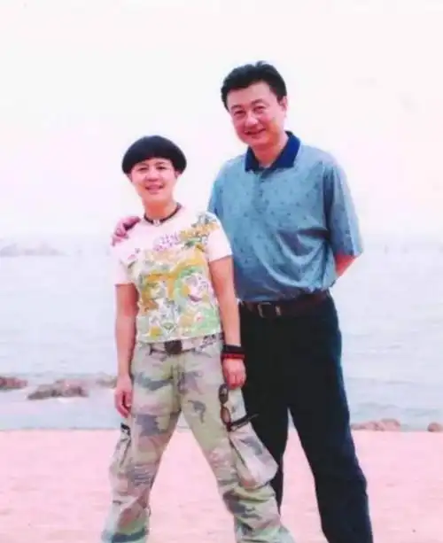 每晚7点,王宁准时出现在电视屏幕前,担任《新闻联播》的主持人.