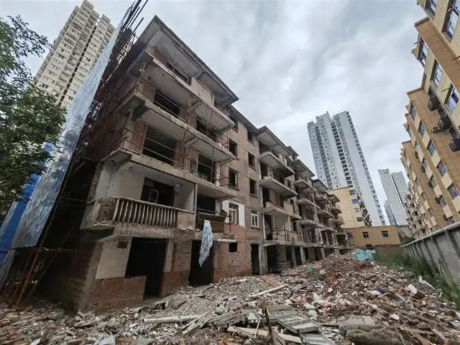 40年旧楼将被改造成养老院官方正进行加固用途未定