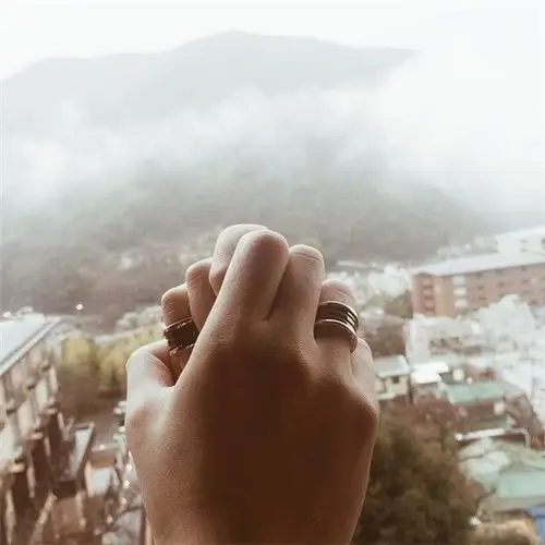 单身狗也能秀恩爱,这个拍照姿势又火了